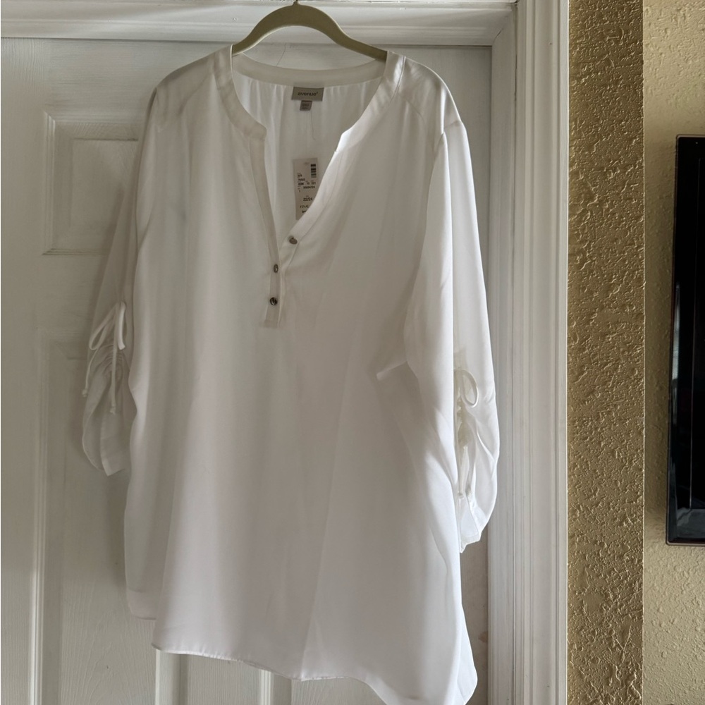 White blouse size 22/24 brand new with tags never worn